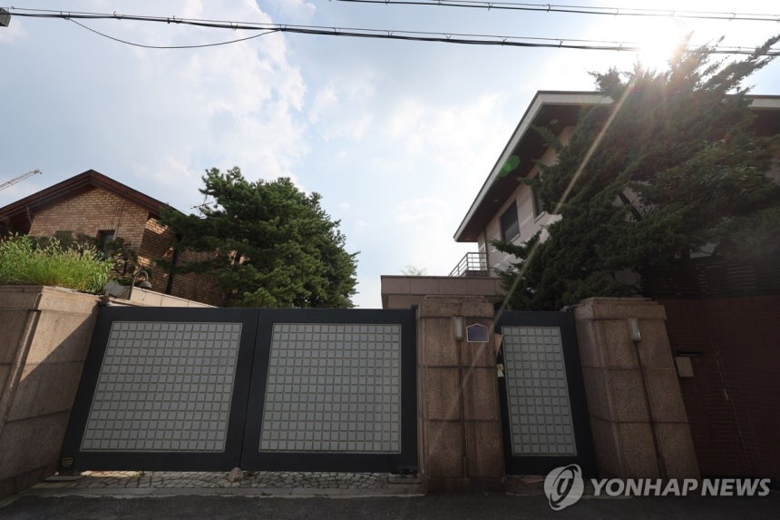 고 이건희 회장 소유했던 이태원 단독주택 228억원에 매각
(서울=연합뉴스) 임화영 기자 = 고(故) 이건희 삼성선대회장이 소유했던 서울 용산구 이태원동 단독주택이 최근 228억원에 매각된 것으로 8일 알려졌다. 
