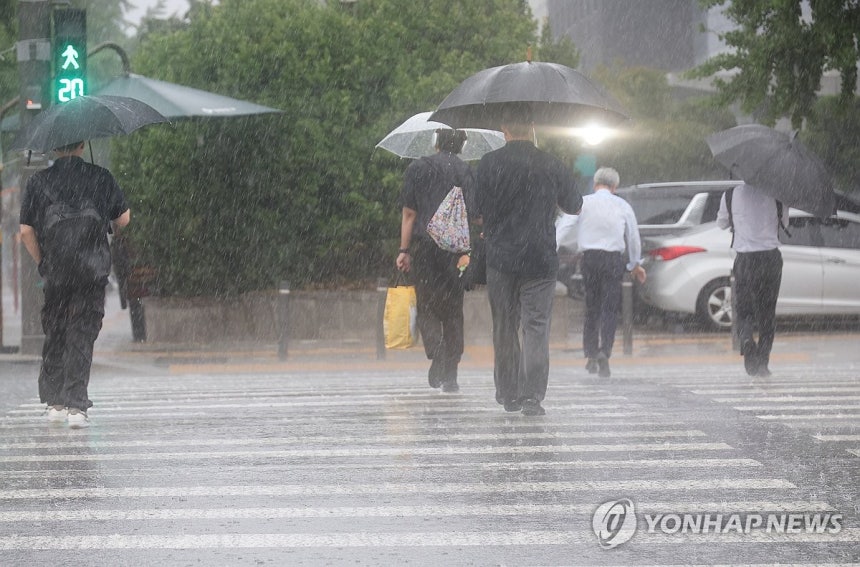 퇴근길 폭우
(서울=연합뉴스) 박동주 기자 = 서울 서남권에 호우주의보가 발효된 8일 서울 영등포구 여의도 국회 인근에서 시민들이 우산을 쓰고횡단보도를 건너고 있다. 2025.7.8 pdj6635@yna.co.kr