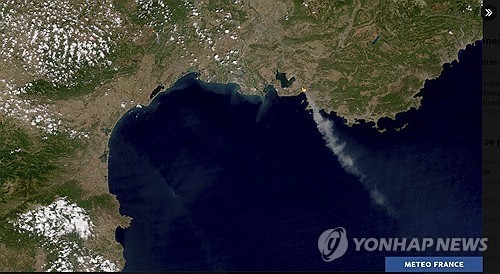 마르세유 부근의 산불 연기 이동 위성사진.
[AP 연합뉴스 자료사진. 재판매 및 DB 금지]