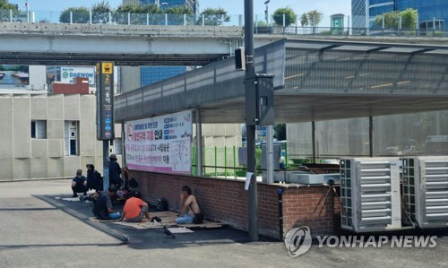 유일한 그늘
(서울=연합뉴스) 서윤호 인턴기자 = 9일 오전 서울역 2번 출구 인근에서 노숙인들이 그늘가에 앉아있다. 2025.7.9