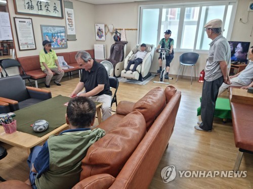 경로당에서 여름나기
(서울=연합뉴스) 서윤호 인턴기자 = 9일 오전 서울 용산구 후암동 양짓말경로당에서 노인들이 휴식을 취하고 있다. 2025.7.9