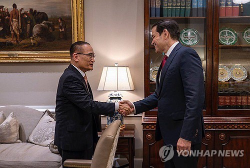 위성락 안보실장, 한미 안보실장 협의
(서울=연합뉴스) 위성락 국가안보실장이 7일(현지시간) 미국 워싱턴 D.C.에서 마르코 루비오 미국 국무장관 겸 국가안보보좌관과 한미 안보실장 협의를 위해 만나 악수하고 있다. 