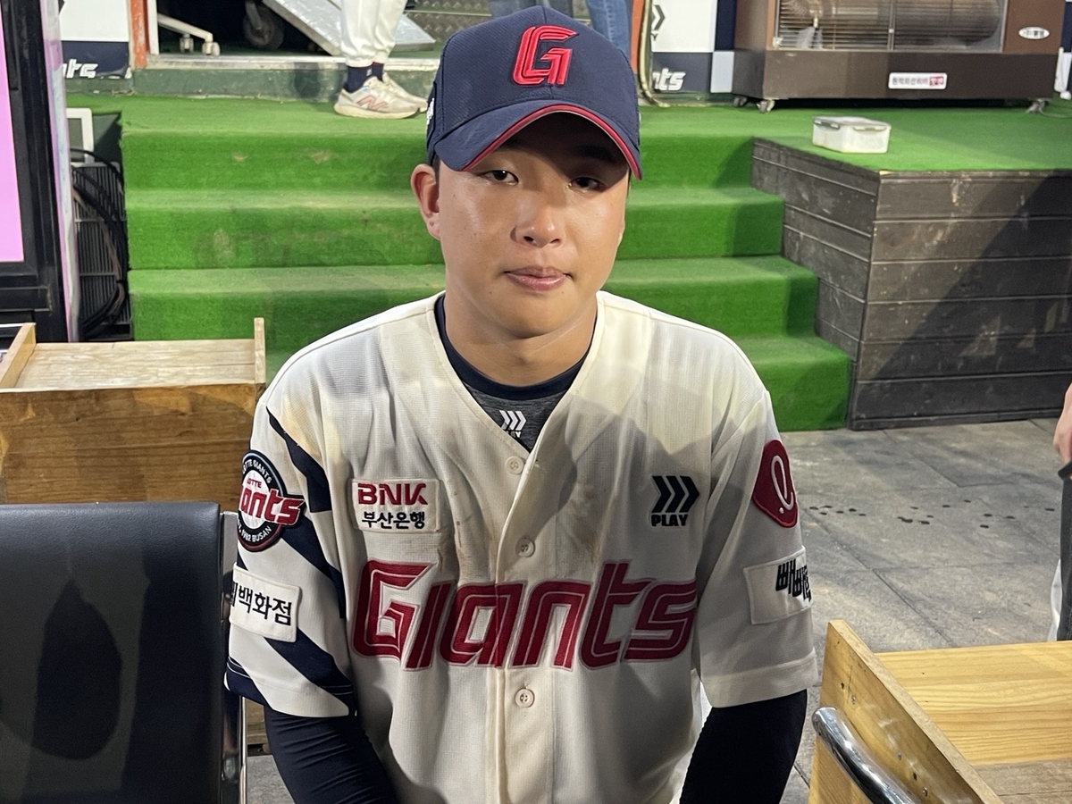 '데뷔 첫 <b>끝내기</b> 안타' <b>롯데</b> <b>이호준</b> "지금도 꿈만 같습니다"