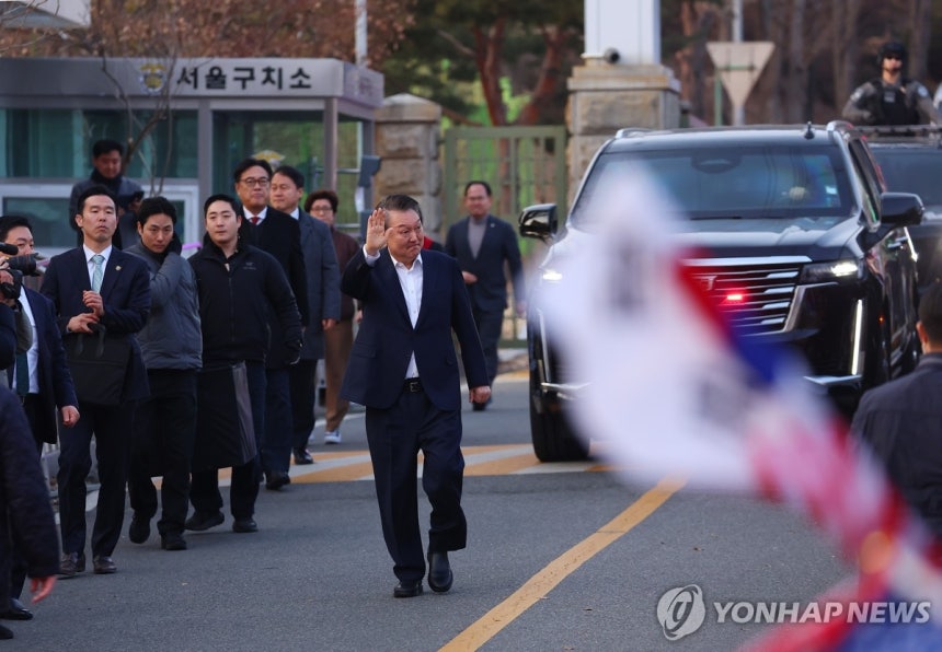 서울구치소 나서며 인사하는 윤 전 대통령
(의왕=연합뉴스) 김도훈 기자 = 석방된 윤석열 전 대통령이 8일 경기도 의왕시 서울구치소를 나서며 차에서 내려 지지자들에게 인사하고 있다. 2025.3.8 superdoo8