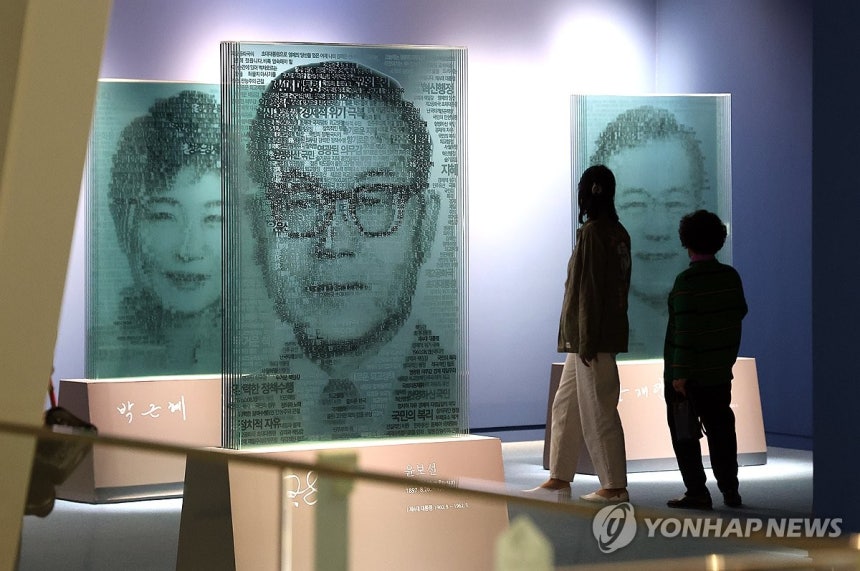 대통령 기록 전시관
(세종=연합뉴스) 배재만 기자 = 윤석열 전 대통령 파면에 따라 현 정부의 대통령기록물 이관을 위한 현장 점검이 시작됐다. 10일 세종시 대통령기록관 내 대통령기록 전시관 모습. 2025.4.10