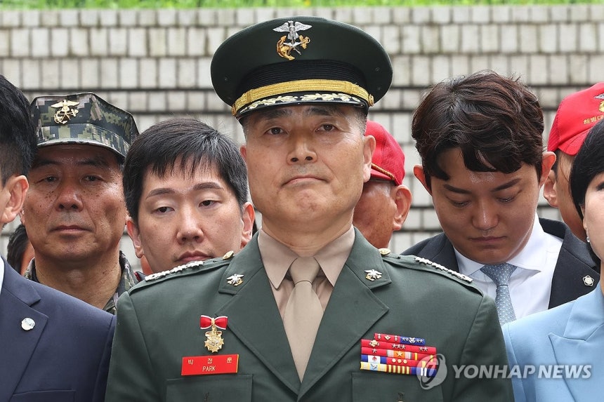 박정훈 대령
(서울=연합뉴스) 서대연 기자 = 해병대 채모 상병 순직 사건과 관련해 1심에서 무죄를 선고받은 박정훈 전 해병대 수사단장(대령)이 16일 서울 서초구 서울고등법원에서 열린 2심 준비공판에 출석하기 전 