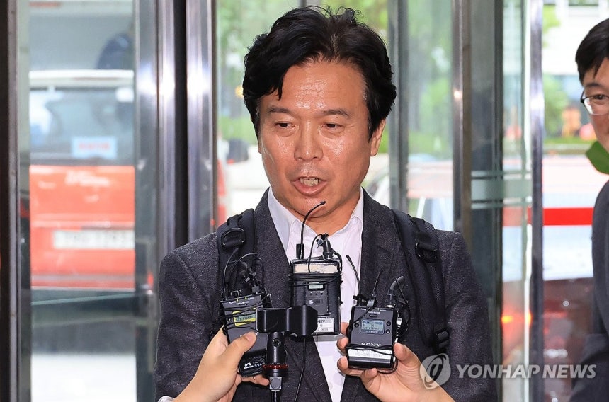 질문에 답하는 김영훈 고용노동부 장관 후보자
(서울=연합뉴스) 최재구 기자 = 김영훈 고용노동부 장관 후보자가 24일 인사청문회 준비 사무실이 위치한 서울 중구 서울지방고용노동청으로 들어서며 기자의 질문에 답하고 있