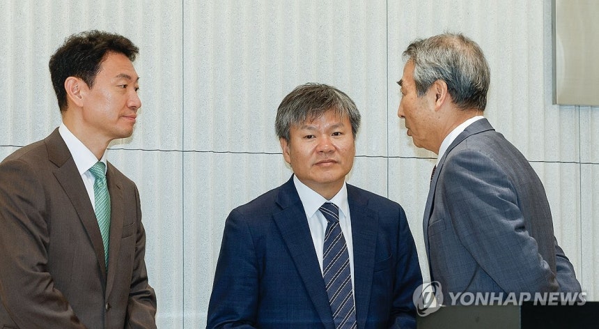 대화하는 민중기 특검팀
(서울=연합뉴스) 서대연 기자 = 윤석열 전 대통령 부인 김건희 여사와 관련한 각종 의혹 사건을 수사하는 민중기 특별검사(오른쪽)가 2일 서울 종로구 KT광화문빌딩에 마련된 특검 사무실에서 열