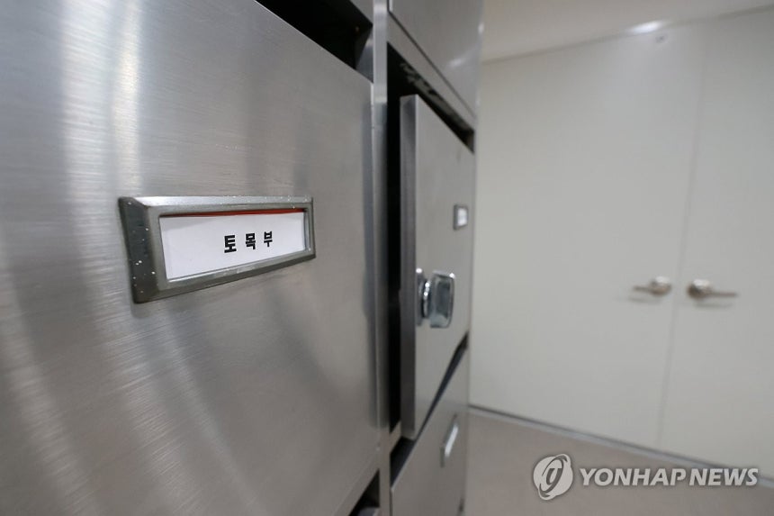 김건희 특검팀, 첫 강제수사로 삼부토건 압수수색
(서울=연합뉴스) 신현우 기자 = 윤석열 전 대통령 배우자 김건희 여사를 둘러싼 각종 의혹을 수사하는 민중기 특별검사팀이 삼부토건에 대해 압수수색에 나선 3일 서울 종