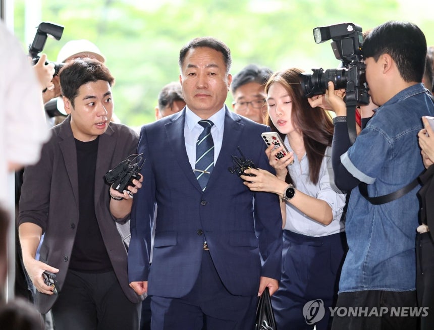 김계환 전 해병대사령관, 순직해병특검 출석
(서울=연합뉴스) 윤동진 기자 = 김계환 전 해병대사령관이 채상병 사건 수사방해 의혹과 관련 조사를 받기 위해 지난 7일 서울 서초구 순직해병특검 사무실로 향하고 있다. 2