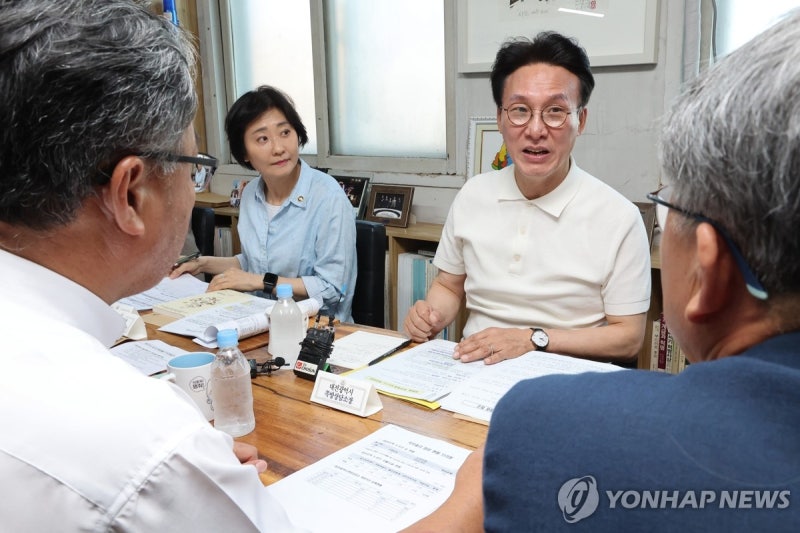<b>김민석 총리</b>, 대전 <b>쪽방 상담소 방문</b>