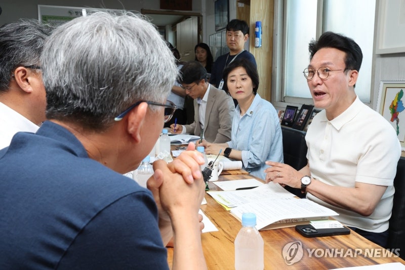 대전 <b>쪽방 상담소 방문</b>한 <b>김민석 총리</b>