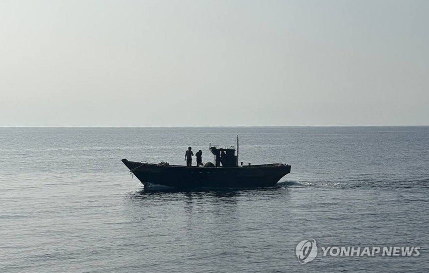 북으로 돌아가는 북한 주민 선박
(서울=연합뉴스) 북한 주민들은 태운 선박이 9일 동해상에서 이동하고 있다. 
    정부는 지난 3월과 5월에 각각 서해와 동해 북방한계선(NLL) 이남에서 구조한 북한 주민 6명을