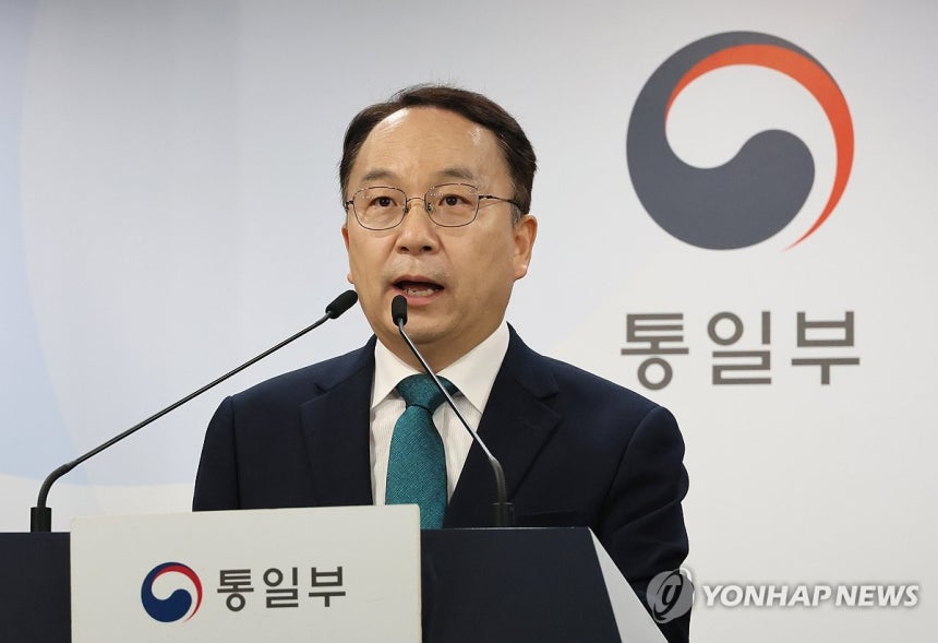 정부 "북 주민 6명 오늘 동해상 송환…NLL 넘어 북 경비정과 만나"
(서울=연합뉴스) 이정훈 기자 = 구병삼 통일부 대변인이 9일 서울 종로구 정부서울청사에서 표류 북한 주민 6명 동해상 송환과 관련해 브리핑하고