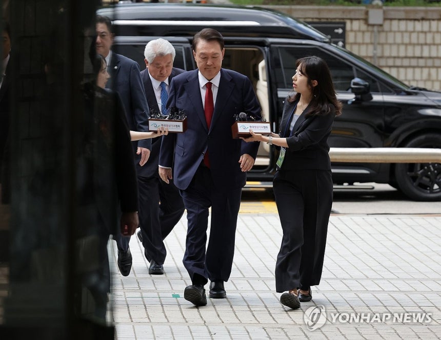 영장실질심사 출석하는 윤석열 전 대통령
(서울=연합뉴스) 12·3 비상계엄과 관련해 특검의 수사를 받는 윤석열 전 대통령이 9일 서울 서초구 중앙지법에서 열린 영장실질심사에 출석하기 위해 법정으로 향하고 있다. 20