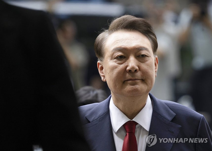 입 굳게 닫은 채 법정으로 향하는 윤석열 전 대통령
(서울=연합뉴스) 12·3 비상계엄과 관련해 특검의 수사를 받는 윤석열 전 대통령이 9일 서울 서초구 서울중앙지법에서 열린 영장실질심사에 출석하고 있다. 2025.