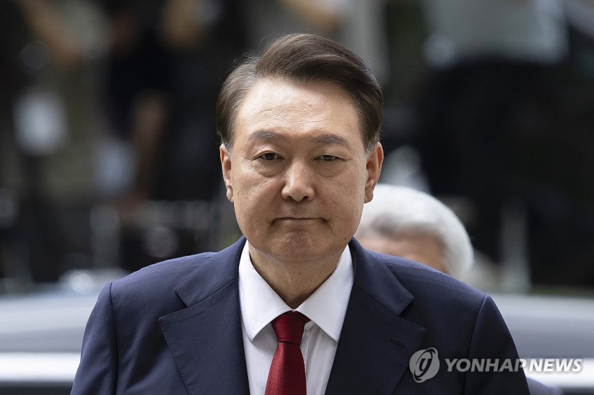 입 굳게 닫은 채 법정으로 향하는 윤석열 전 대통령
(서울=연합뉴스) 12·3 비상계엄과 관련해 특검의 수사를 받는 윤석열 전 대통령이 9일 서울 서초구 서울중앙지법에서 열린 영장실질심사에 출석하고 있다. 2025.