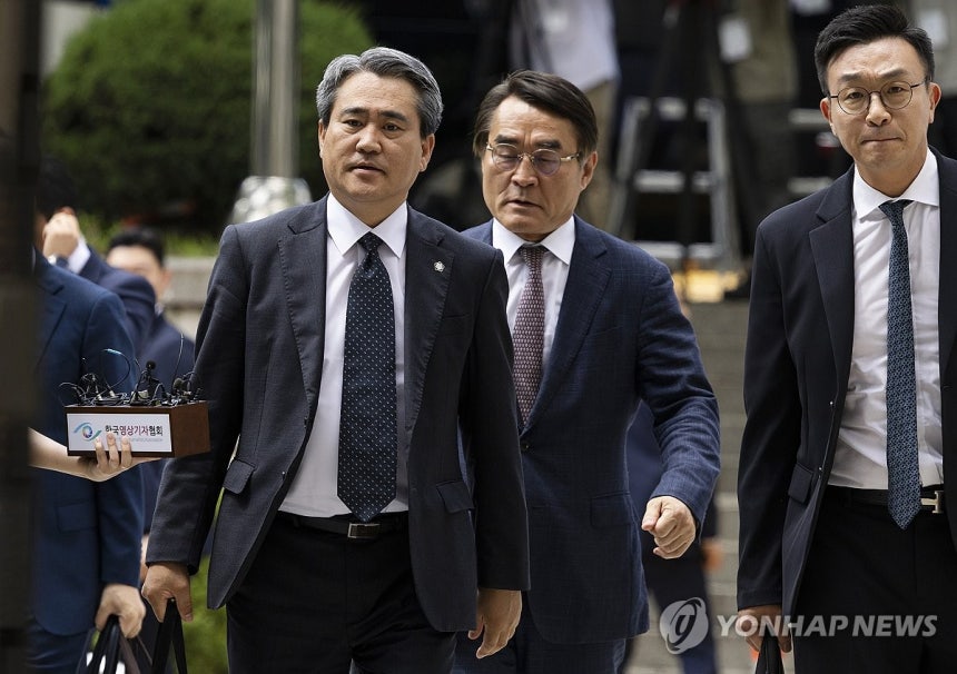 영장실질심사 출석하는 윤석열 전 대통령 변호인단
(서울=연합뉴스) 윤석열 전 대통령 변호인단이 9일 서울 서초구 서울중앙지법에서 열린 윤석열 전 대통령의 영장실질심사에 출석하기 위해 법정으로 향하고 있다. 2025.