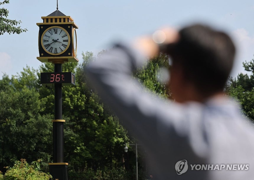 폭염 계속
(서울=연합뉴스) 류영석 기자 = 폭염이 계속되는 9일 서울 서초구 몽마르뜨 공원에 설치된 온도계에 현재 기온이 표시되고 있다. 2025.7.9 ondol@yna.co.kr