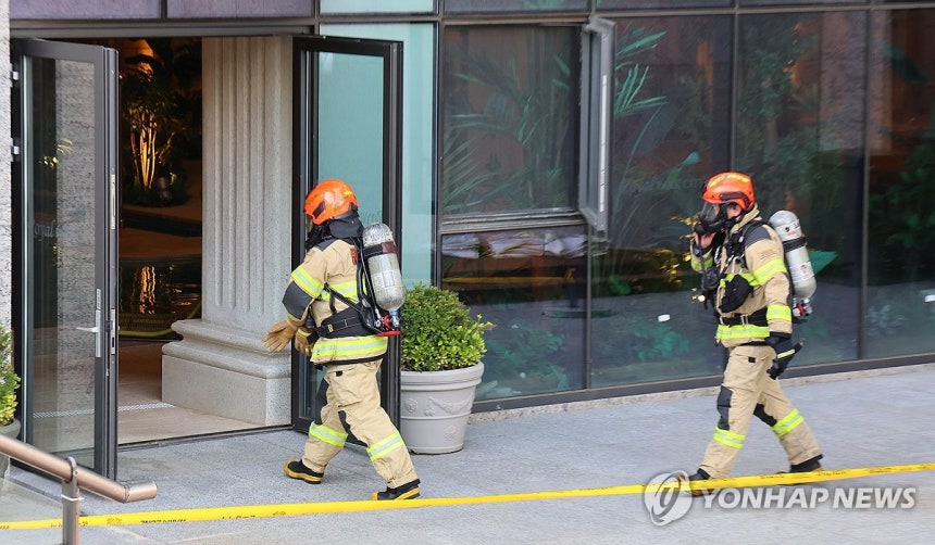 인천 아파트서 염소계 화학물질 누출…18명 부상
(인천=연합뉴스) 임순석 기자 = 9일 인천 서구 대단지 아파트에서 수영장 청소에 쓰이는 염소계 화학물질이 누출돼 수영장 이용 주민을 비롯한 18명이 다쳤다. 출동한 