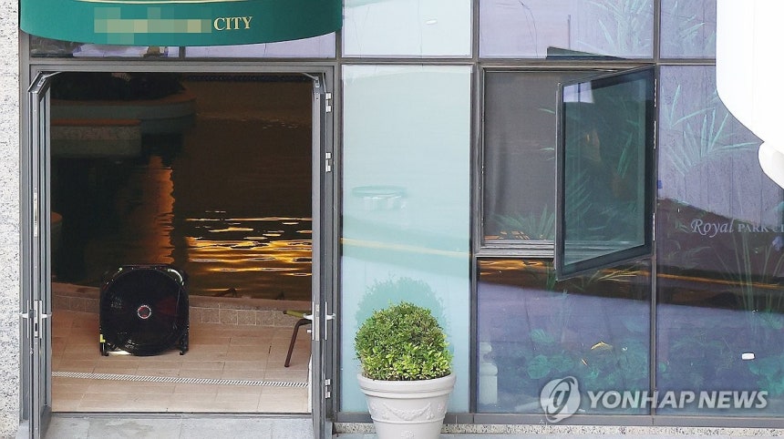 염소계 화학물질 누출된 인천 아파트 수영장
(인천=연합뉴스) 임순석 기자 = 9일 수영장 청소에 쓰이는 염소계 화학물질이 누출된 인천 서구 대단지 아파트 수영장. 이날 염소계 화학물질 누출로 수영장 이용 주민을 비롯