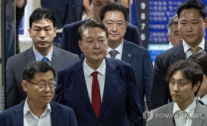 구속심사 마친 윤석열 전 대통령
(서울=연합뉴스) 12·3 비상계엄과 관련해 특검의 수사를 받는 윤석열 전 대통령이 9일 서울 서초구 서울중앙지법에서 열린 구속 전 피의자 심문(영장실질심사)이 끝난 뒤 법원을 떠나고