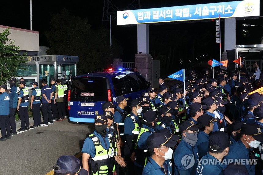 서울구치소 들어가는 윤석열 탑승 차량
(의왕=연합뉴스) 서명곤 기자 = 구속 전 피의자 심문(영장실질심사)을 마친 윤석열 전 대통령이 탑승한 차량이 9일 경기도 의왕시 서울구치소로 들어가고 있다.  2025.7.9 