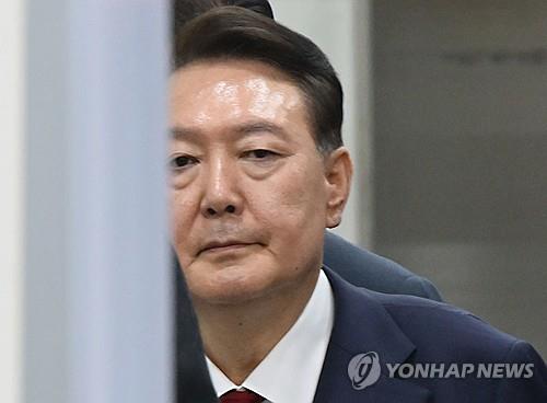 영장실질심사 마친 윤석열 전 대통령
(서울=연합뉴스) 12.3 비상계엄 사태 관련 내란 혐의를 받는 윤석열 전 대통령이 9일 서울 서초구 서울중앙지방법원에서 구속 전 피의자 심문(영장실질심사)을 마치고 법원을 나서고