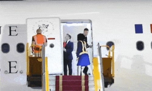 브리지트 여사 손에 맞는 마크롱 대통령
[로이터 캡처. 재판매 및 DB 금지]