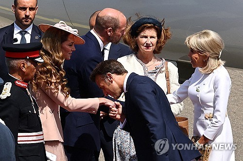 8일 영국 도착 후 미들턴 왕세자빈에게 인사하는 마크롱 대통령
[AFP 연합뉴스 자료사진. 재판매 및 DB 금지]