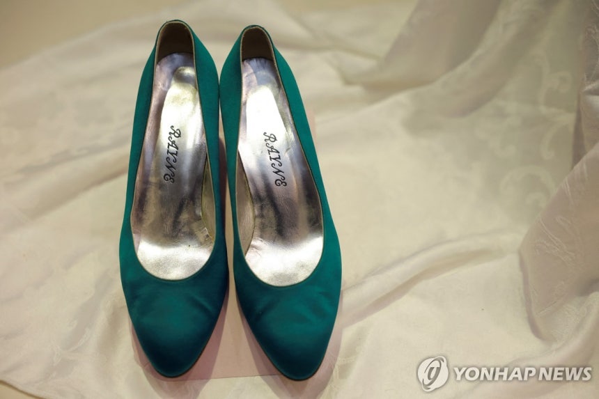 영국 다이애나 왕세자비가 생전 신었던 구두
[로이터 연합뉴스 자료사진] 