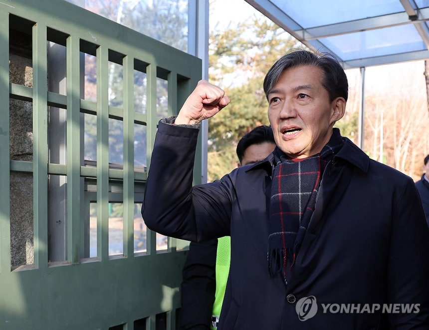 주먹 쥐어보이는 조국
(의왕=연합뉴스) 박동주 기자 = 자녀 입시 비리와 청와대 감찰 무마 등 혐의로 기소돼 징역 2년 형이 확정된 조국혁신당 조국 전 대표가 16일 오전 경기도 의왕 서울구치소 앞에서 수감되기 전 