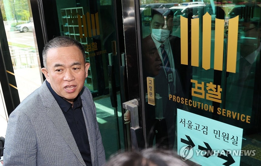 조사 위해 서울고검 향하는 명태균 씨
(서울=연합뉴스) 김성민 기자 = '정치 브로커' 명태균 씨가 30일 윤석열 전 대통령 부부와 구(舊)여권 정치인 다수가 연루된 공천 개입·여론조사 의혹 관련 조사를 받기 위해 