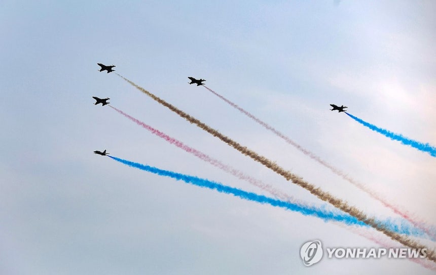 블랙이글스 에어쇼 (삼척=연합뉴스) '2025 삼척장미축제' 마지막 날인 31일 삼척 장미공원 상공에서 대한민국 공군 특수비행팀 블랙이글스의 에어쇼가 펼쳐지고 있다. 2025.5.31 [삼척시 제공. 재판매 및 DB