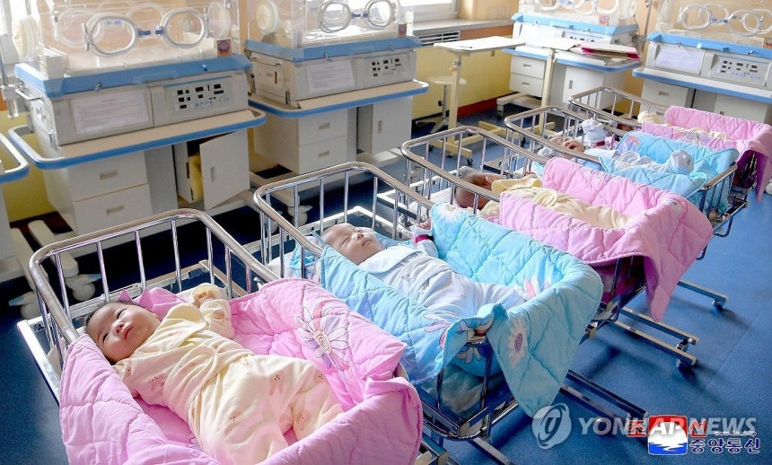 북한, 평양산원서 첫 다섯쌍둥이 출생
(평양 조선중앙통신=연합뉴스) 북한에서 처음으로 출생한 다섯쌍둥이가 지난 19일 평양산원에서 퇴원했다고 조선중앙통신이 20일 보도했다. 지난 1월 31일 태어난 다섯쌍둥이(딸 3