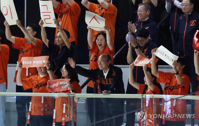 김승연 회장, <b>한화 이글스</b>에 격려품 전달…"정상 차지하자"