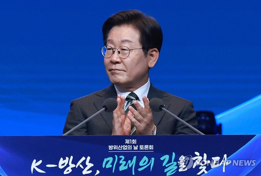 박수치는 이재명 대통령
(서울=연합뉴스) 홍해인 기자 = 이재명 대통령이 8일 서울 그랜드 하얏트 호텔에서 열린 방위산업의 날 토론회에서 주제 영상을 시청한 뒤 박수치고 있다. 2025.7.8 hihong@yna.c