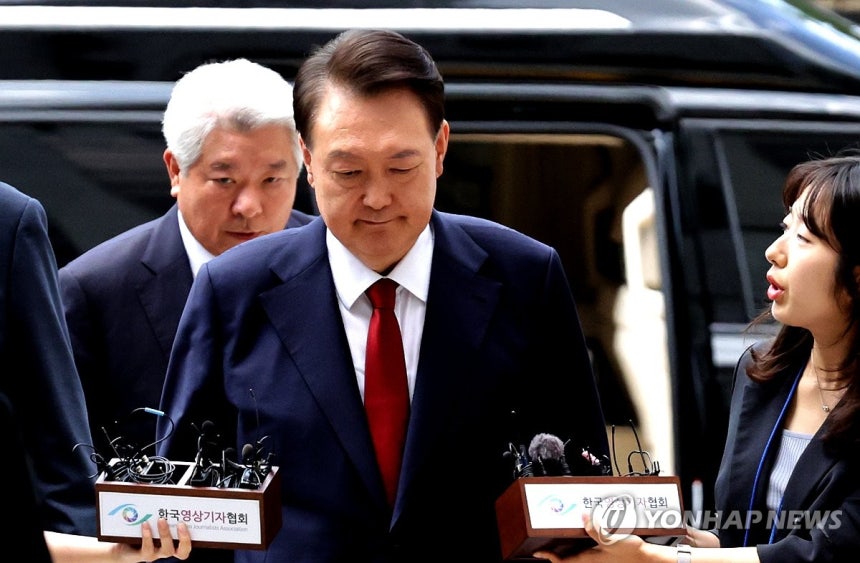 굳은 표정의 윤석열 전 대통령
(서울=연합뉴스) 12·3 비상계엄과 관련해 특검의 수사를 받는 윤석열 전 대통령이 9일 서울 서초구 서울중앙지법에서 열린 영장실질심사에 출석하기 위해 법정으로 향하고 있다. 2025.
