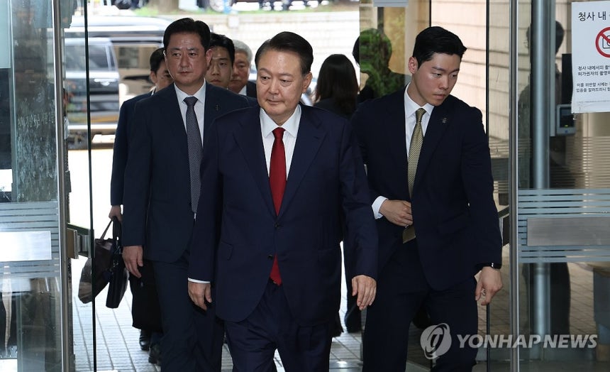 영장실질심사 출석…굳은 표정의 윤 전 대통령
(서울=연합뉴스) 12·3 비상계엄과 관련해 특검의 수사를 받는 윤석열 전 대통령이 9일 서울 서초구 서울중앙지법에서 열린 영장실질심사에 출석하기 위해 법정으로 향하고 있