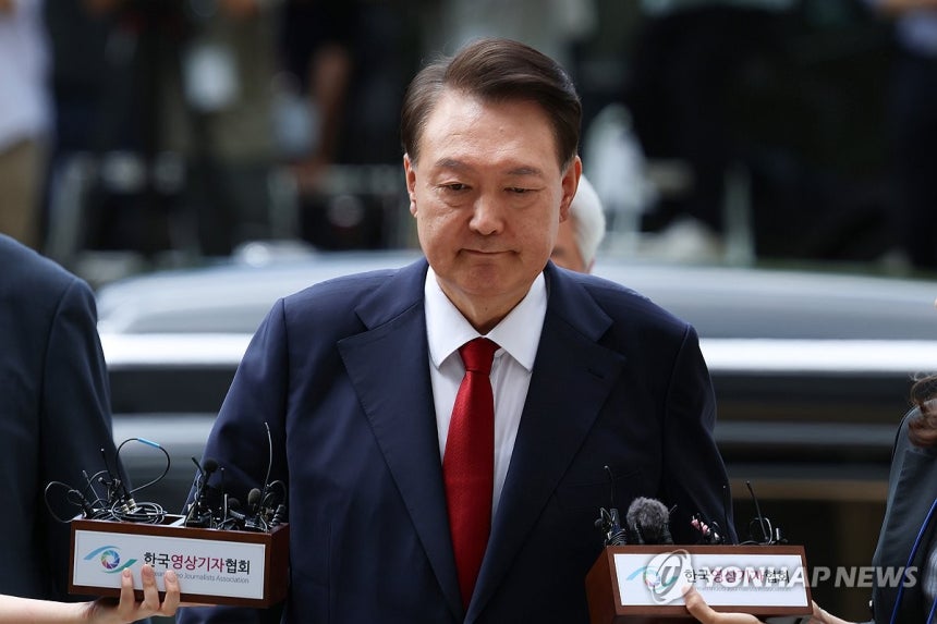굳은 표정 윤석열 전 대통령
(서울=연합뉴스) 12·3 비상계엄과 관련해 특검의 수사를 받는 윤석열 전 대통령이 9일 서울 서초구 서울중앙지법에서 열린 영장실질심사에 취재진의 질문을 받으며 출석하고 있다. 2025.