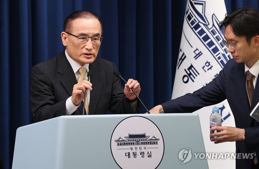 미국에서 돌아온 위성락 안보실장
(서울=연합뉴스) 한상균 기자 = 미국에서 귀국한 위성락 국가안보실장이 9일 용산 대통령실 기자회견장에서 방미 결과 브리핑을 준비하고 있다. 2025.7.9 xyz@yna.co.kr