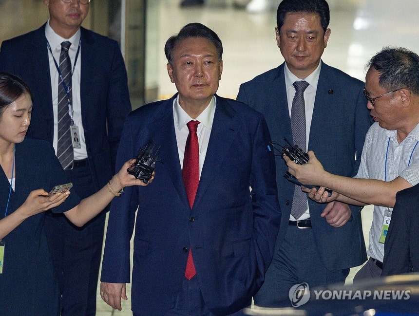 구속심사 마친 윤석열 전 대통령
(서울=연합뉴스) 12·3 비상계엄과 관련해 특검의 수사를 받는 윤석열 전 대통령이 9일 서울 서초구 서울중앙지법에서 열린 구속 전 피의자 심문(영장실질심사)이 끝난 뒤 법원을 떠나고