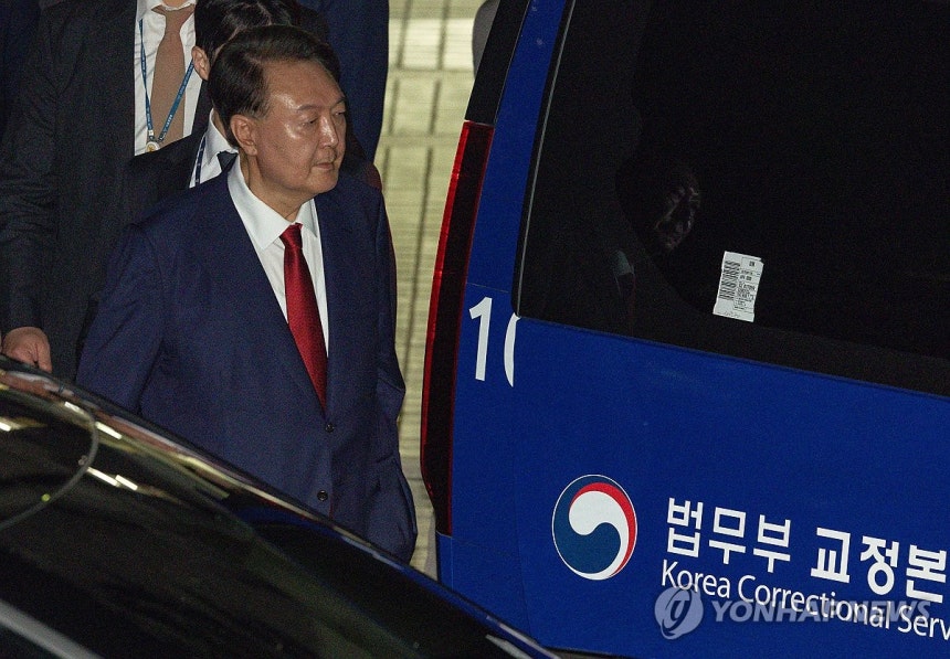 법원 떠나는 윤석열 전 대통령
(서울=연합뉴스) 12·3 비상계엄과 관련해 특검의 수사를 받는 윤석열 전 대통령이 9일 서울 서초구 서울중앙지법에서 열린 구속 전 피의자 심문(영장실질심사)이 끝난 뒤 법원을 떠나고 
