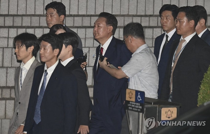 법정 나서는 윤석열 전 대통령
(서울=연합뉴스) 12·3 비상계엄과 관련해 특검의 수사를 받는 윤석열 전 대통령이 9일 서울 서초구 서울중앙지법에서 열린 구속 전 피의자 심문(영장실질심사)이 끝난 뒤 법원을 떠나고 