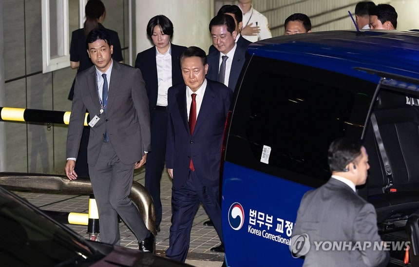 호송차량 향하는 윤석열 전 대통령
(서울=연합뉴스) 12.3 비상계엄 사태 관련 내란 혐의를 받는 윤석열 전 대통령이 9일 서울 서초구 서울중앙지방법원에서 구속 전 피의자 심문(영장실질심사)을 마치고 대기 장소인 서
