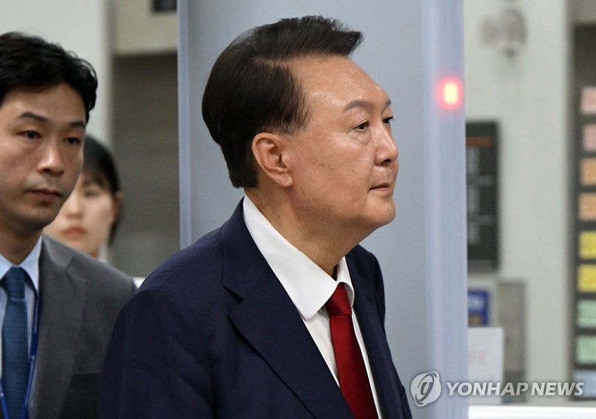 법원 나서는 윤석열 전 대통령
(서울=연합뉴스) 12.3 비상계엄 사태 관련 내란 혐의를 받는 윤석열 전 대통령이 9일 서울 서초구 서울중앙지방법원에서 구속 전 피의자 심문(영장실질심사)을 마치고 법원을 나서고 있다