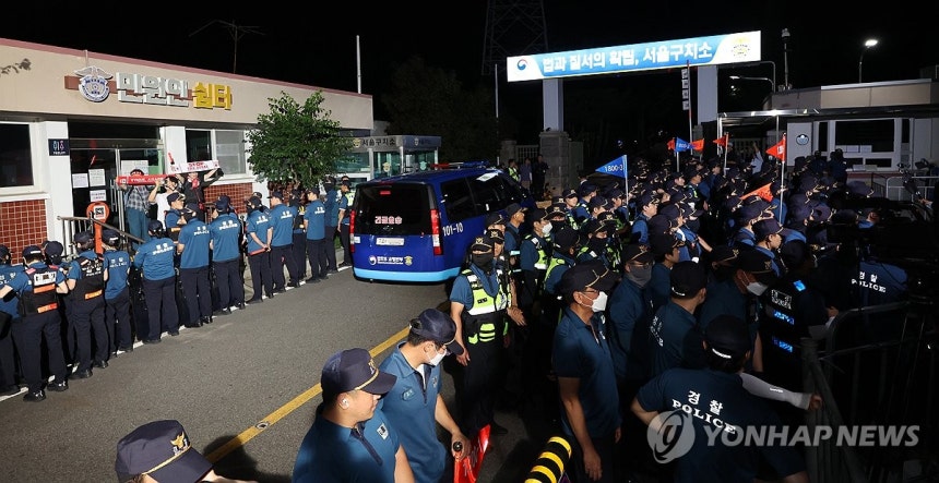 서울구치소 들어가는 윤 전 대통령 탑승 차량
(의왕=연합뉴스) 서명곤 기자 = 구속 전 피의자 심문(영장실질심사)을 마친 윤석열 전 대통령이 탑승한 차량이 9일 경기도 의왕시 서울구치소로 들어가고 있다.  2025.