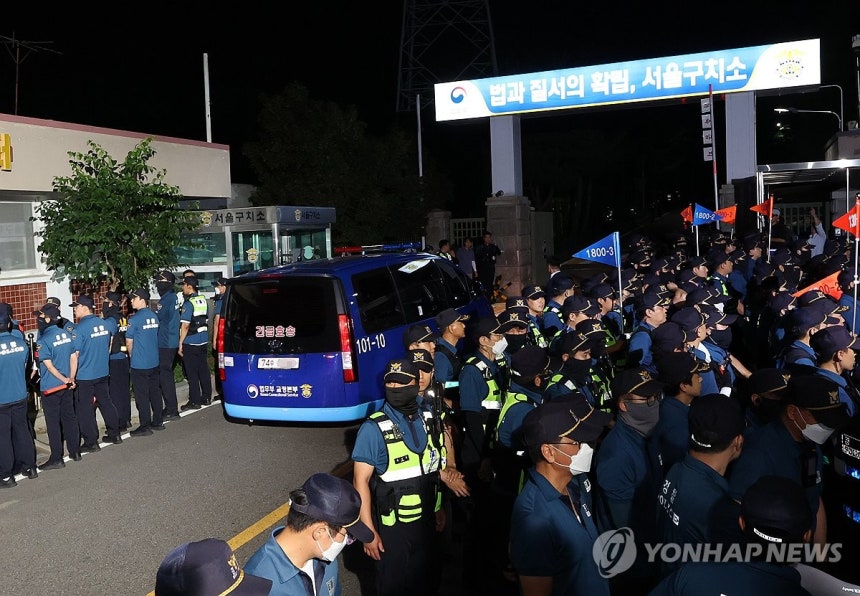 서울구치소 들어가는 윤 전 대통령 탑승 차량
(의왕=연합뉴스) 서명곤 기자 = 구속 전 피의자 심문(영장실질심사)을 마친 윤석열 전 대통령이 탑승한 차량이 9일 경기도 의왕시 서울구치소로 들어가고 있다.  2025.