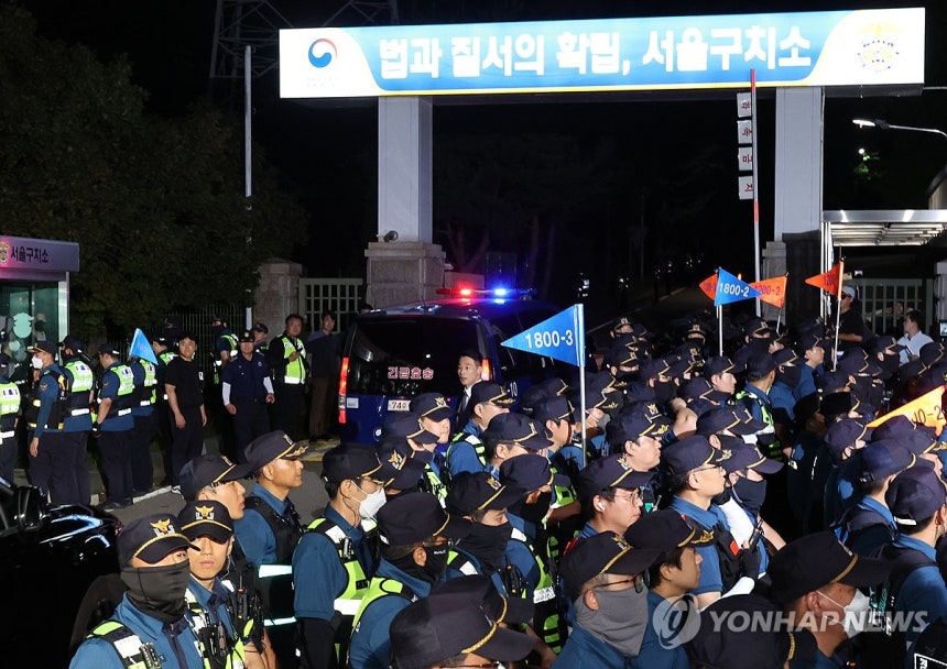 서울구치소 들어가는 윤 전 대통령 탑승 차량
(의왕=연합뉴스) 서명곤 기자 = 구속 전 피의자 심문(영장실질심사)을 마친 윤석열 전 대통령이 탑승한 차량이 9일 경기도 의왕시 서울구치소로 들어가고 있다.  2025.