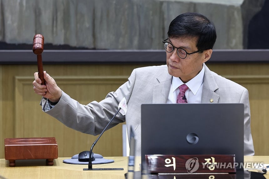 의사봉 두드리는 이창용 총재
(서울=연합뉴스) 이창용 한국은행 총재가 10일 서울 중구 한국은행에서 열린 금융통화위원회에서 의사봉을 두드리고 있다. 2025.7.10 [사진공동취재단] photo@yna.co.kr